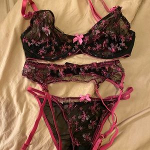 Savage X Fenty Embroidered set